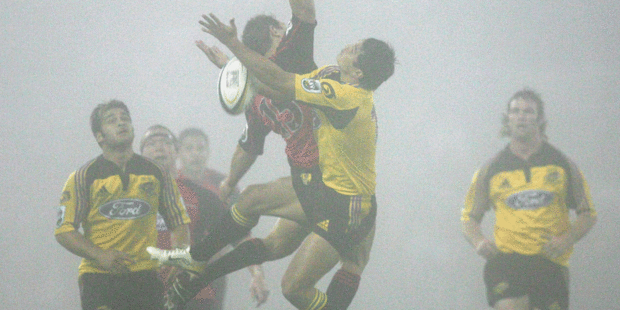 A common sight during the 2006 Super 14 final, when any kick became an instant lottery. Photo/Getty.