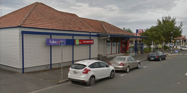 A parking warden who assisted an elderly gentleman at the Kerikeri Post Office has drawn praise.