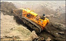 A bulldozer clears a road at the 4,310 metre high Nathu-la pass in India's north-eastern border with China, May 2006. File picture / Reuters A bulldozer clears a road at the 4,310 metre high Nathu-la pass in India's north-eastern border with China, May 2006. File picture / Reuters