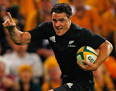 Dan Carter goes in for the match-sealing try against the Wallabies last night. Photo / Getty Images Dan Carter goes in for the match-sealing try against the Wallabies last night. Photo / Getty Images