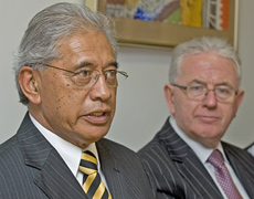Ngati Tuwharetoa paramount chief Tumu te Heuheu (L) and Treaty Negotiations Minister Michael Cullen. Photo / Mark Mitchell Ngati Tuwharetoa paramount chief Tumu te Heuheu (L) and Treaty Negotiations Minister Michael Cullen. Photo / Mark Mitchell