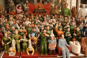 Revolutionary figurines at Hollywood Rd's antique market. Photo / Jim Eagles