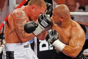 David Tua (L) crushed Shane Cameron in convincing fashion last night. Photo / Getty Images