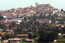 The village of Monflanquin, where members of the Vedrines family barricaded themselves in their chateau for seven years. Photo / Wikimedia Commons by Bernardg The village of Monflanquin, where members of the Vedrines family barricaded themselves in their chateau for seven years. Photo / Wikimedia Commons by Bernardg