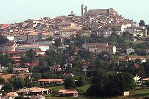 The village of Monflanquin, where members of the Vedrines family barricaded themselves in their chateau for seven years. Photo / Wikimedia Commons by Bernardg