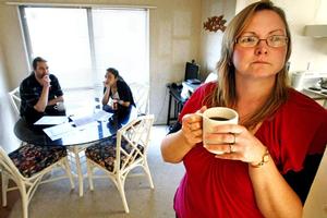 Donna Victory, her husband Terry and daughter Shontelle Samuel (sitting). Photo / Steven McNicholl