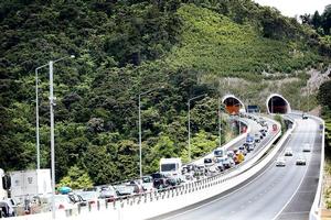 A trickle of cars travels to Auckland as merging northbound traffic slows to a crawl. Photo / Greg Bowker