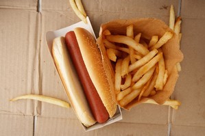 A doctor from the National Heart and Lung Institute at Imperial College, London, says the reduction in risk offered by a statin approximately equals the increase in risk from eating a cheeseburger and a milkshake. Photo / Thinkstock