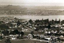 A view looking over Onehunga and Manukau Harbour
toward Mangere, 1927. File photo / New Zealand Herald 