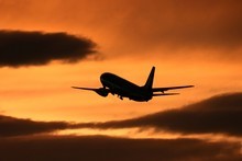Online travel company Expedia.co.nz says more New Zealanders are booking long haul flights within one or two months of departure. Photo / Thinkstock Online travel company Expedia.co.nz says more New Zealanders are booking long haul flights within one or two months of departure. Photo / Thinkstock