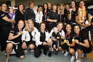 Members of the Silver Ferns' gold medal-winning team pose for a photo after returning from the Commonwealth Games in Delhi, India. Photo / NZPA
