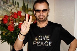 Ringo Starr helped fulfil 17-year-old Alexx Kipp's wish by meeting the teen at a Hard Rock Cafe in Los Angeles.
