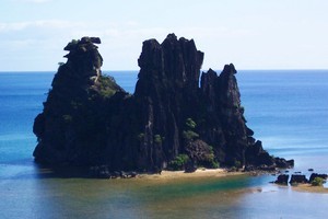 Dramatic black limestone formations guard Hienghene, among them La Poule (The Hen).