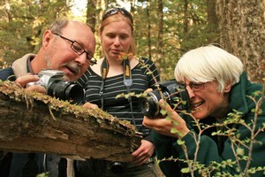 Mike Langford (left) and Jackie Ranken 'make' a photo with Kate Roff (centre). Photo / Jim Eagles