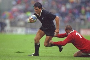 Zinzan Brooke evades a tackle during the 1991 World Cup quarter-final against Canada in Lille, France. Photo / Allsport