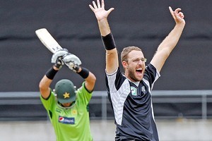 Captain of the Blackcaps Daniel Vettori appeals to the Umpire during game one. Photo / Getty Images
