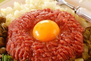 Food critic Michael Winner collapsed with an e-coli infection last week after gorging himself on steak tartare. Photo / Thinkstock