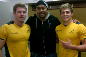 Australia's David Pocock (L) tweeted this photo, taken with teammate James O'Connor and All Blacks legend Jonah Lomu. Photo / @pocockdavid via yfrog