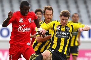Bruce Djite (left) has to contend with Tony Lochhead. Photo / Getty Images
