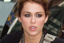 Miley Cyrus' dinner plans were interrupted when she cut her finger whilst cooking for her family and actor boyfriend, Liam Hemsworth. Photo / AP Miley Cyrus' dinner plans were interrupted when she cut her finger whilst cooking for her family and actor boyfriend, Liam Hemsworth. Photo / AP