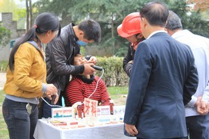 Roadside dentistry in Guiyang: The greater the pain, the bigger the audience. Photo / Charlotte Whale