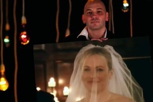 Sydney man Kristian Anderson with an image of his Kiwi wife Rachel in a video he made for her before he died. Photo / YouTube