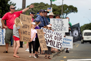 Striking Ports of Auckland workers. Photo / Natalie Slade