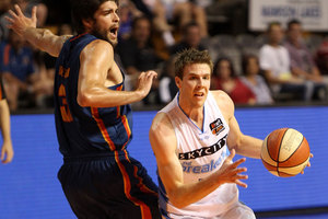 Tom Abercrombie of the Breakers gets around Stephen Weigh of the 36ers. Photo / Getty Images.