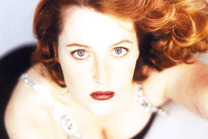 Gillian Anderson says she had a lesbian relationship during High School.