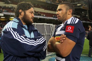 Piri Weepu talking to Stormers wing Bryan Habana. Photo / Getty Images