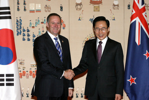 South Korean President Lee Myung-bak shakes hands with New Zealand Prime Minister John Key during their meeting at the Presidential house on March 25 in Seoul. Photo / Getty Images.