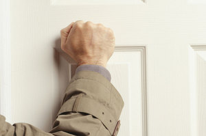 Police in Upper Hutt are warning residents to be wary of people selling art door-to-door.