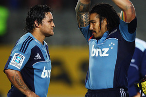 Piri Weepu talks with Ma'a Nonu of the Blues. Photo / Getty Images.