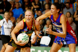 Magic player Laura Langman gets in a tangle with Mystic goal defence Anna Scarlett. Photo / Christine Cornege