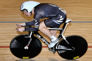 Alison Shanks on her way to winning individual pursuit gold