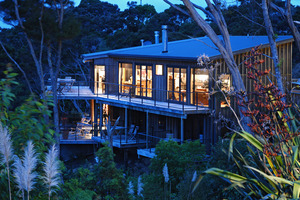On an enviable, secluded site with magnificent views, Bay of Islands Lodge has room for expansion.