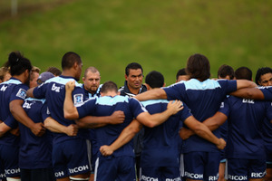 Blues coach Pat Lam gathers the team for a talk during an Auckland Blues Super Rugby training session at Unitec. Photo / Getty Images