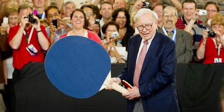 Warren Buffett plays against table tennis prodigy Ariel Hsing before the Omaha meeting. Photo / AP
