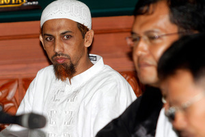 Umar Patek, an Indonesian militant charged in the 2002 Bali terrorist attacks, left, sits with his lawyer during his trial in Jakarta, Indonesia. Photo / AP
