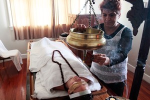 New Zealand Herald journalist Amelia Wade receives Shirodhara (Indian Hot Oil therapy) by Dr Priya Punjabi. Photo / Richard Robinson