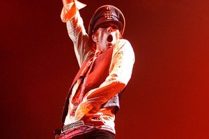 Scott Weiland performs with Velvet Revolver in Auckland in 2005. Photo / Geoff Dale