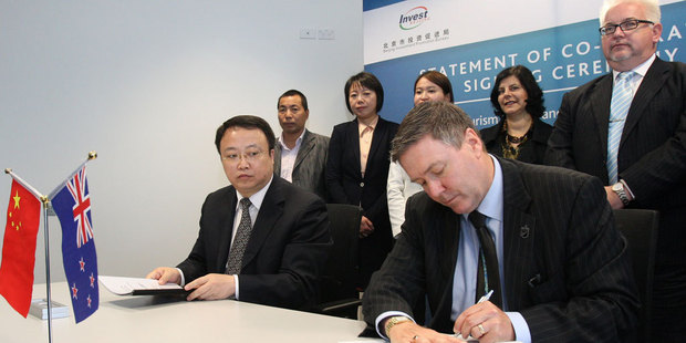 ATEED CEO Brett O’Riley signed the Statement of Co-operation with the Beijing Investment Promotion Bureau Vice Director-General Shui Yong. Photo / Photosport