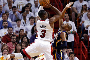 Miami Heat's Dwyane Wade (3) shoots over Indiana Pacers' Leandro Barbosa, right. Photo / AP.