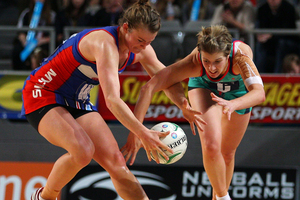 Chelsey Tregear of the Vixens and Charlotte Kight of the Mystics compete for the ball during the round eight ANZ Championship match. Photo / Getty Images.