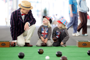 John Bembo tells Dylan and Woody Percival-Carter about bowls at the Cloud. Photo / Janna Dixon