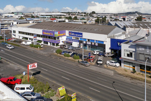 The Great Sth Rd property that will be renovated and then offered for lease or sale and three of the Jones Lang LaSalle men involved. Photo / Supplied
