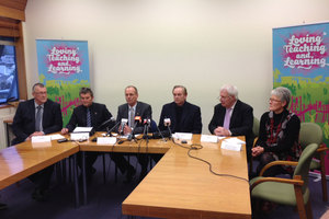 The class sizes alliance met today. From left, Gary Sweeney, Paul Drummond, Ian Leckie, Patrick Walsh, Robin Duff and Rosey Mabin. Photo Audrey Young