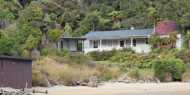 The former postmaster of Ulva Island’s house is on the far right. Photo / Jill Worrall
