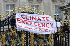 Protesters from the Climate Siren group hang a banner from the gates of Buckingham Palace.
Photo / AP