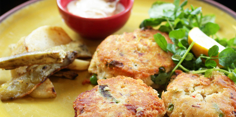 Garlic mayonnaise and kumara wedges go perfectly with smoked fish cakes. Photo / Doug Sherring